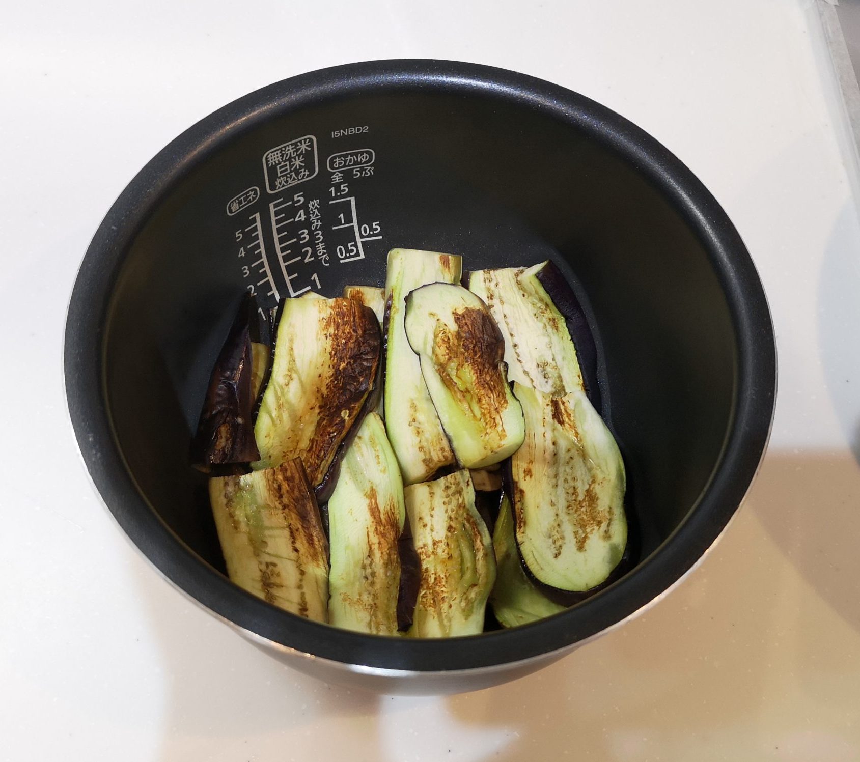 釜底に敷き詰めたナス