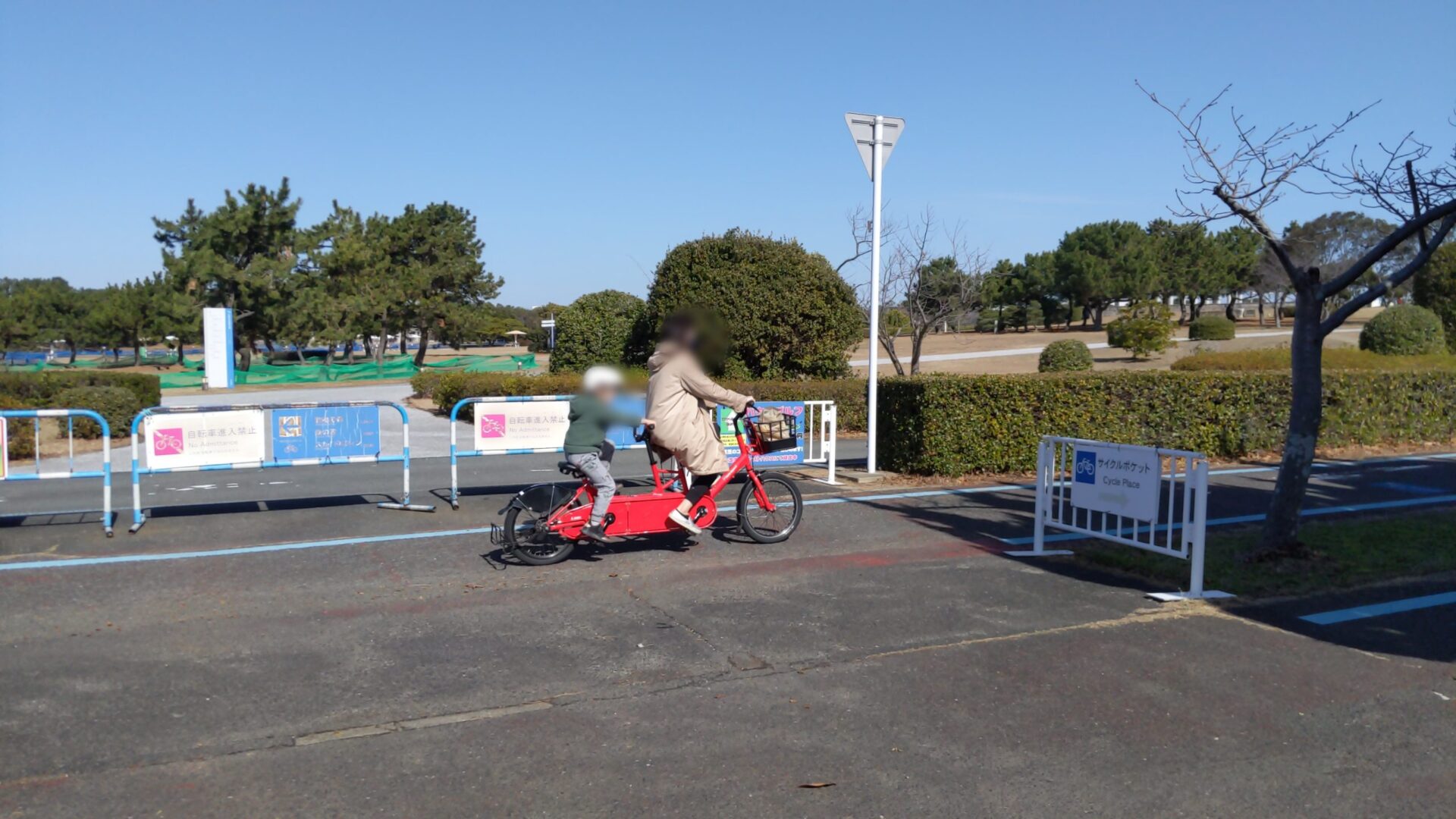 タンデム自転車に乗る風景