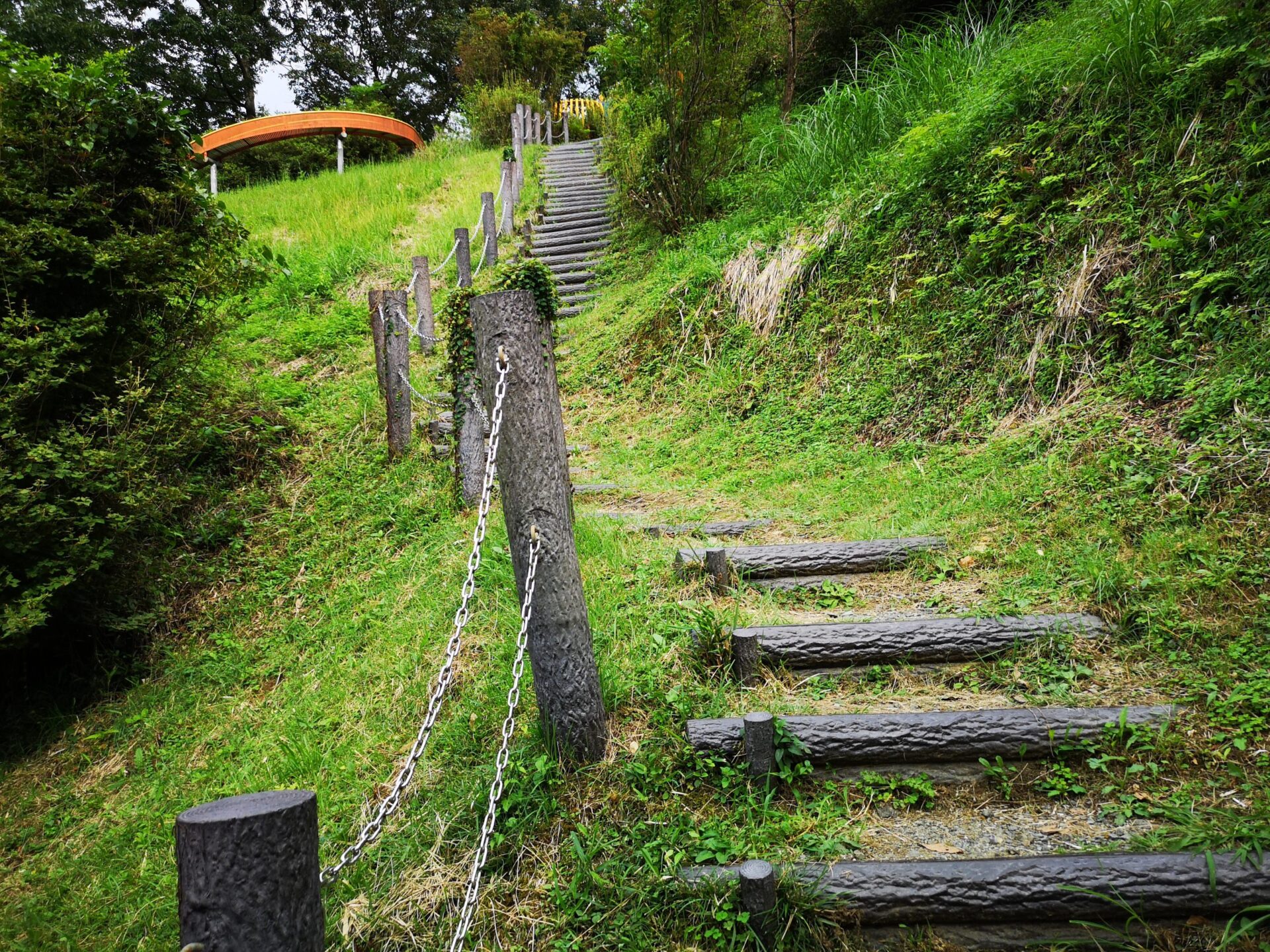 高取山公園の滑り台までの階段