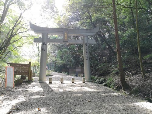 荒穂神社の鳥居