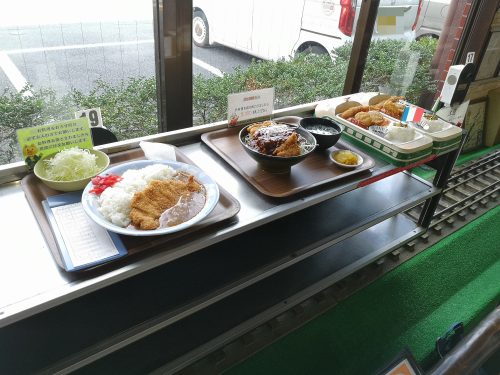 お食事を運ぶとんかつきむらの汽車